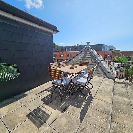 Cityscape Haven: 1 Bedroom Apartment With Terrace And City View Bournemouth Esterno foto