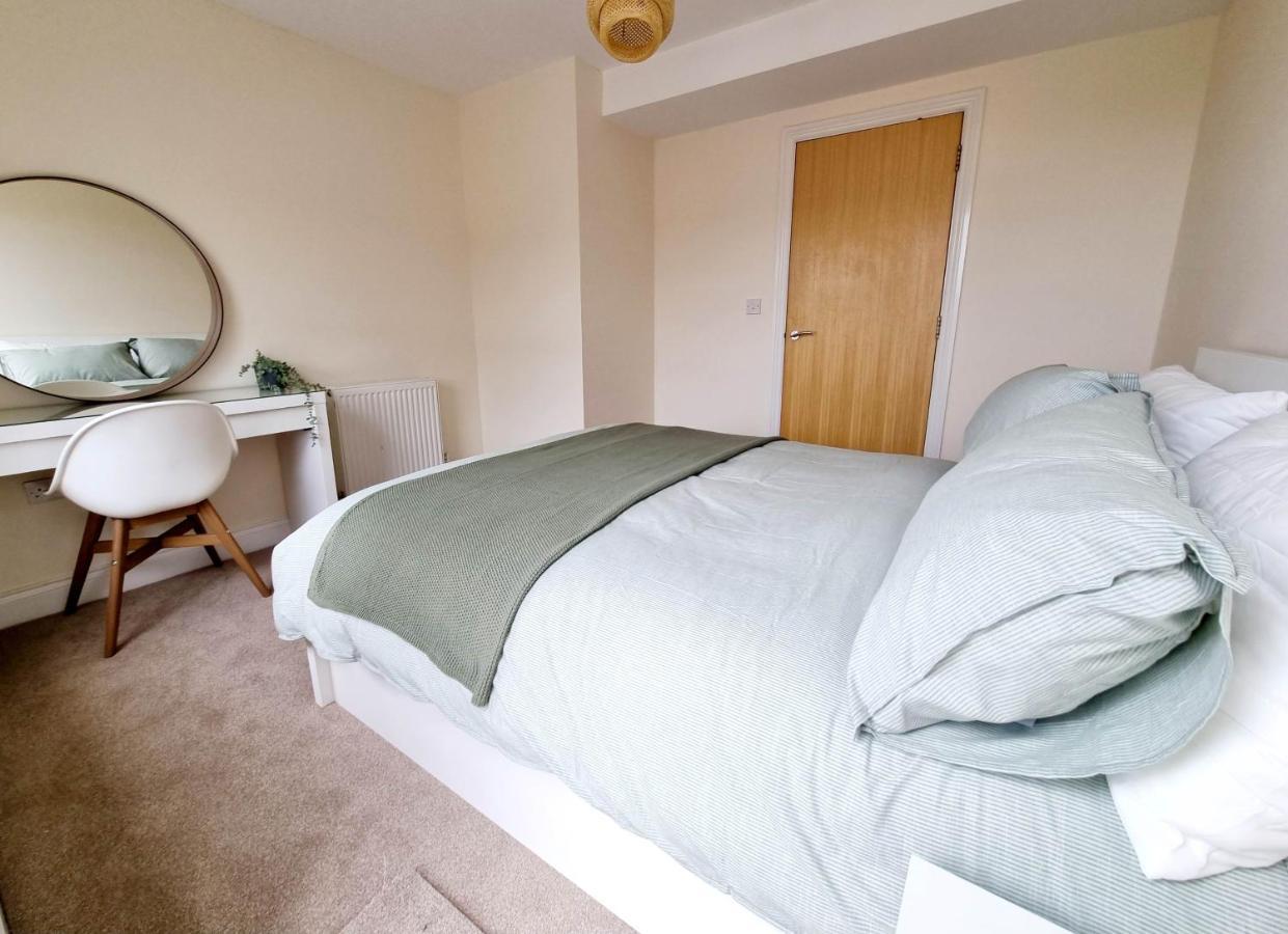 Cityscape Haven: 1 Bedroom Apartment With Terrace And City View Bournemouth Esterno foto