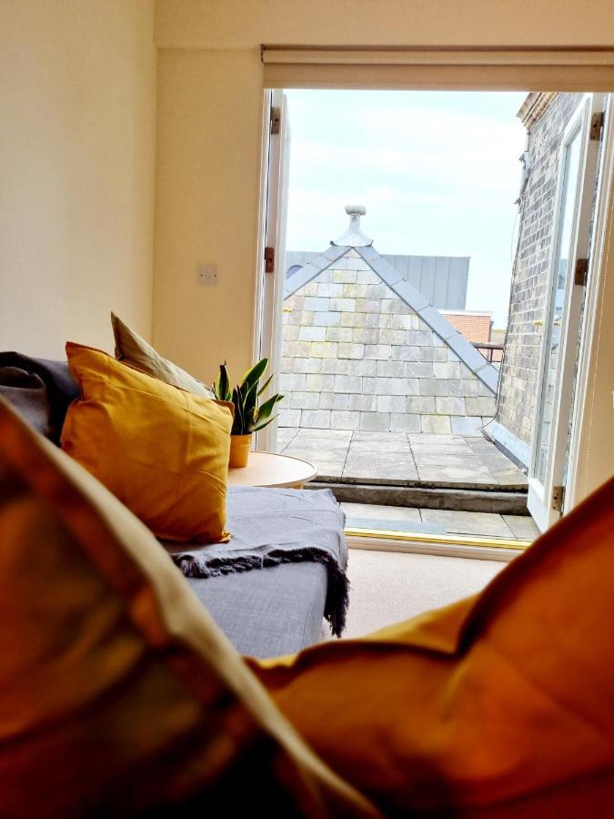 Cityscape Haven: 1 Bedroom Apartment With Terrace And City View Bournemouth Esterno foto