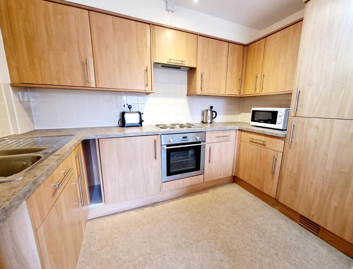 Cityscape Haven: 1 Bedroom Apartment With Terrace And City View Bournemouth Esterno foto