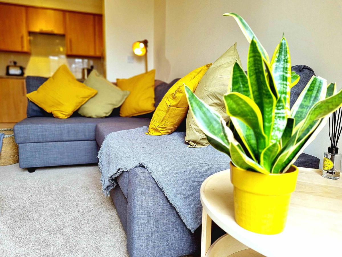 Cityscape Haven: 1 Bedroom Apartment With Terrace And City View Bournemouth Esterno foto