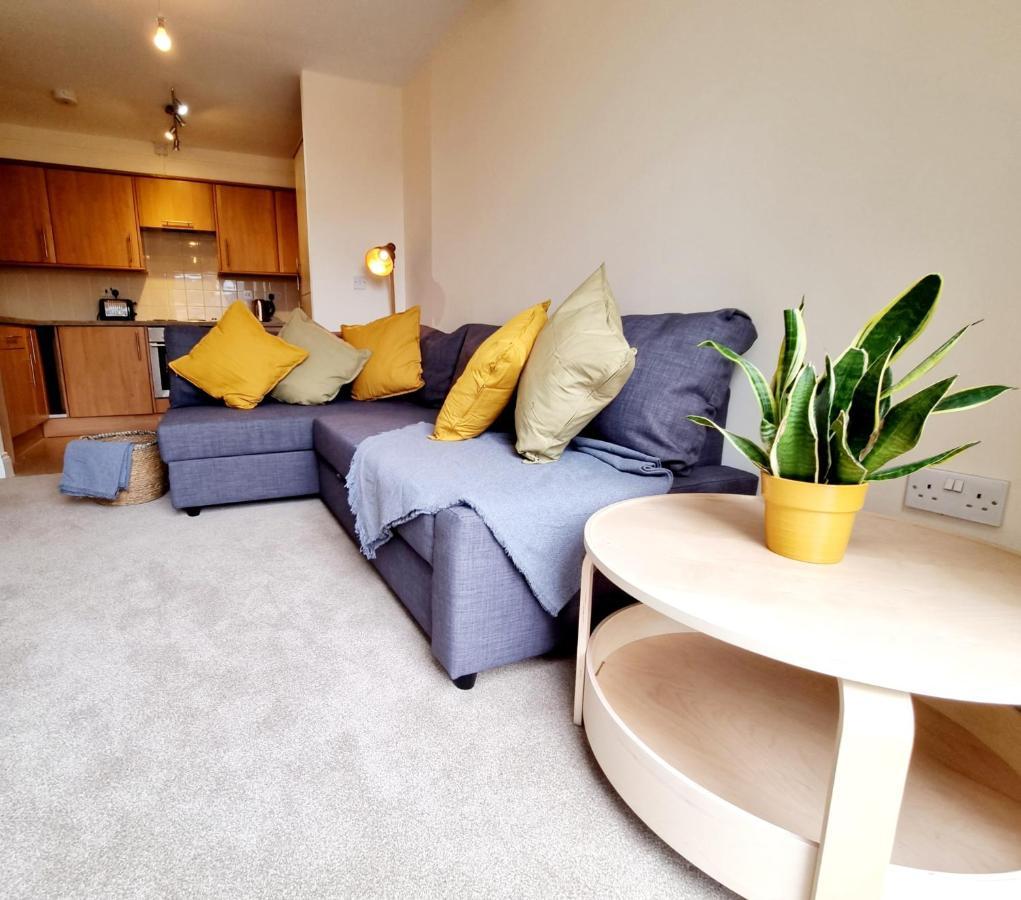 Cityscape Haven: 1 Bedroom Apartment With Terrace And City View Bournemouth Esterno foto