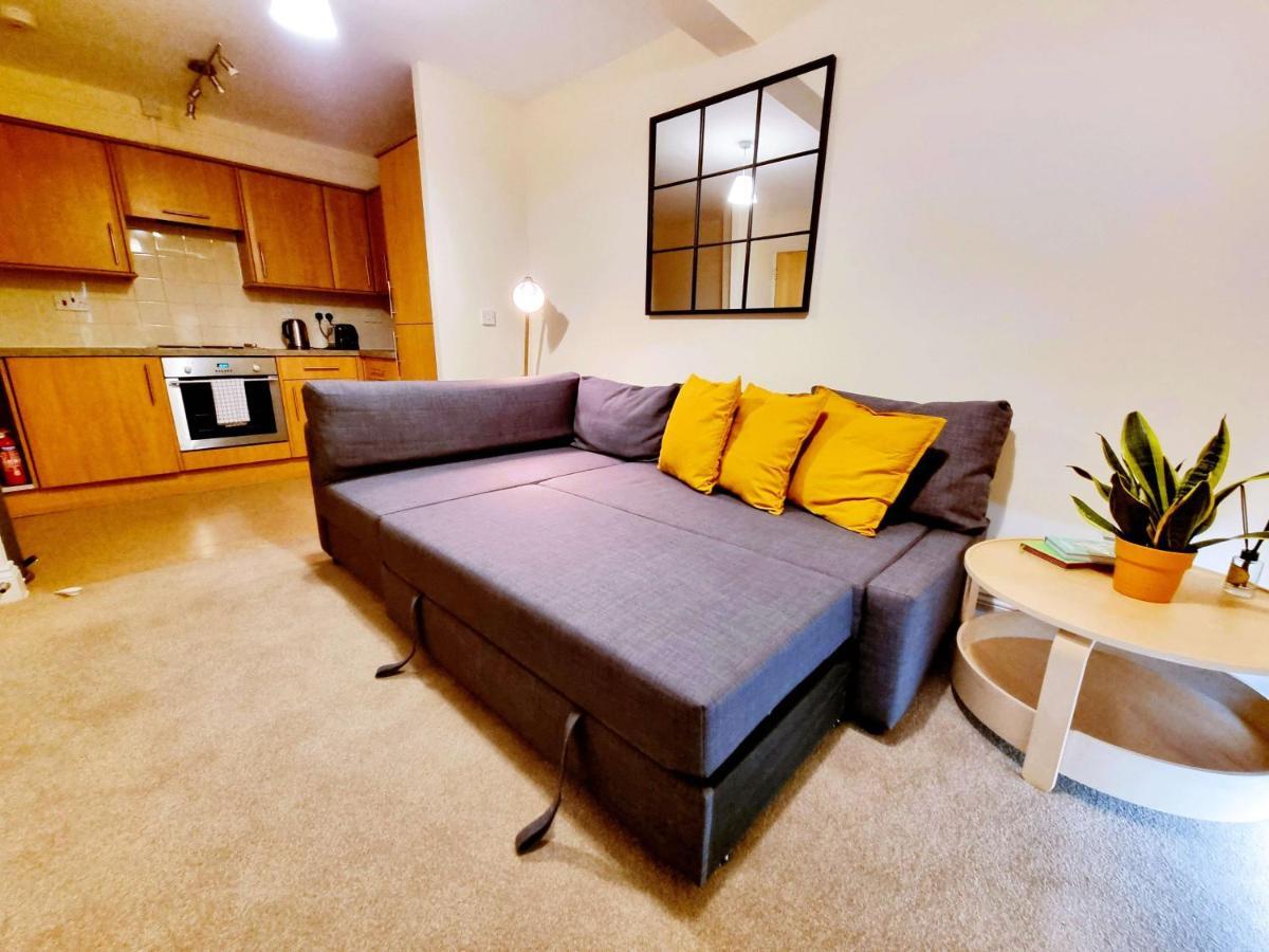 Cityscape Haven: 1 Bedroom Apartment With Terrace And City View Bournemouth Esterno foto