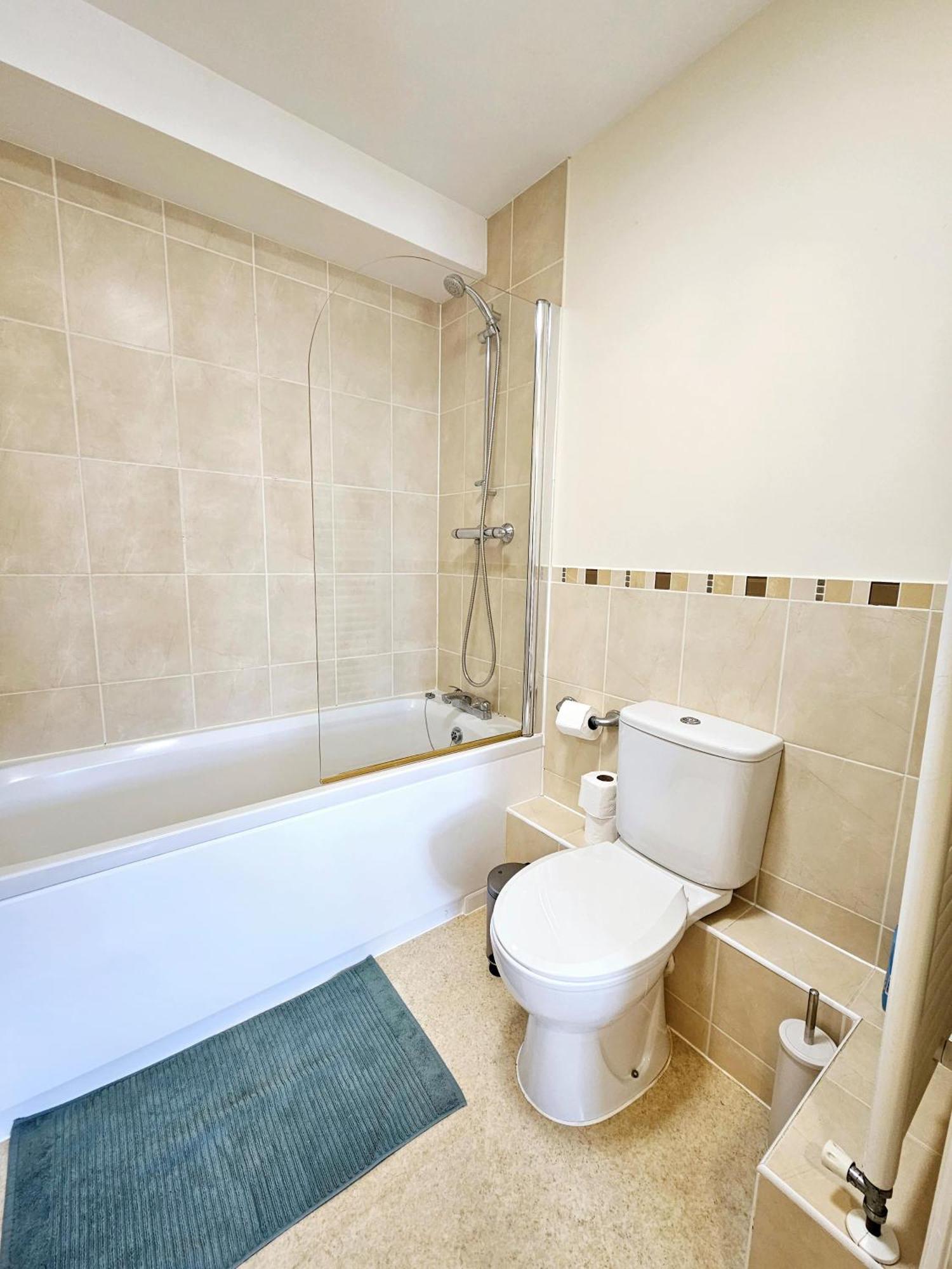 Cityscape Haven: 1 Bedroom Apartment With Terrace And City View Bournemouth Esterno foto